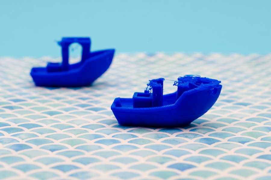 Dois barquinhos 3DBenchy impressos em filamento azul sobre uma superfície clara